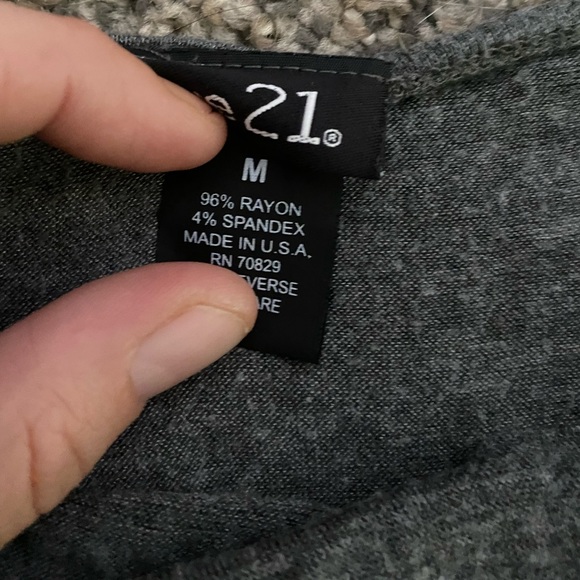 Fashionable, grey sleeveless shirt - Picture 2 of 2